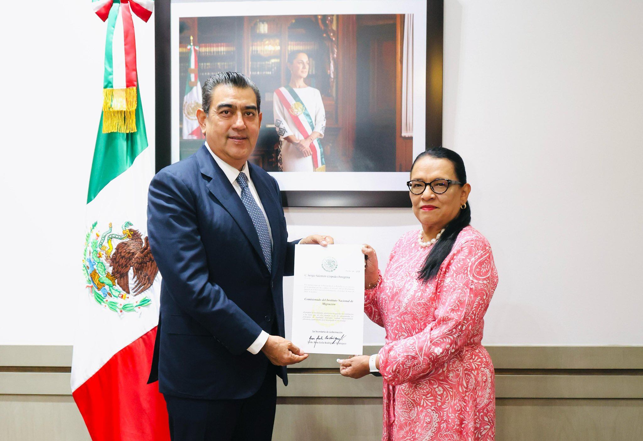 Rosa Icela Rodríguez entregó nombramiento a Sergio Salomón Céspedes como titular del INM